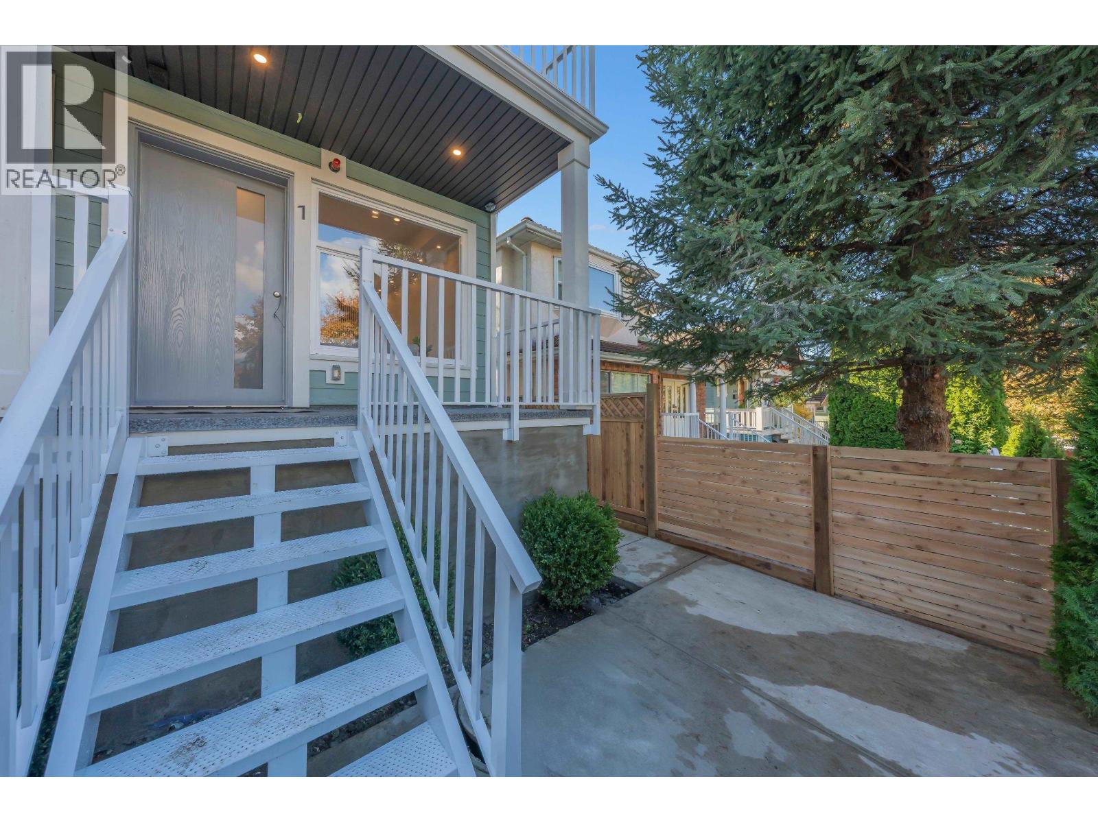 1 2554 DUNDAS STREET, Vancouver - Image 1
