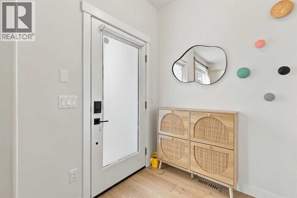 3209 16 Street SW photo 3
