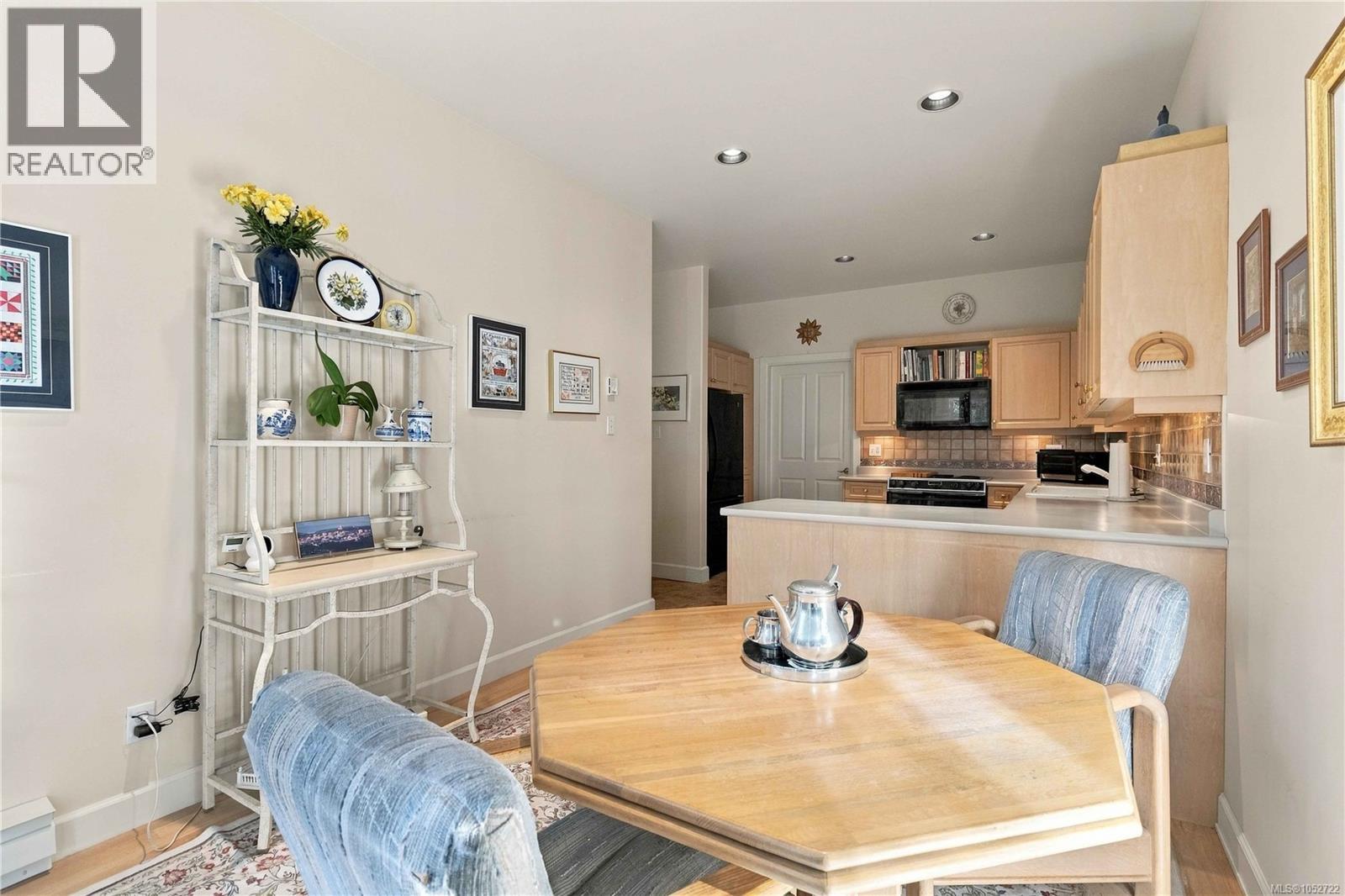 7 1029 Belmont Avenue, Victoria