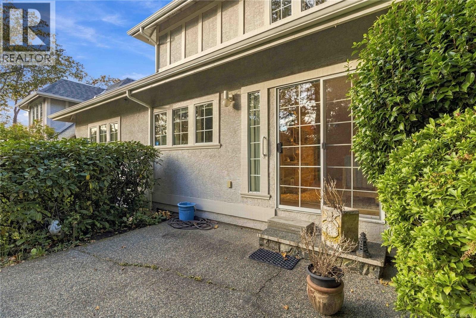 7 1029 Belmont Avenue, Victoria