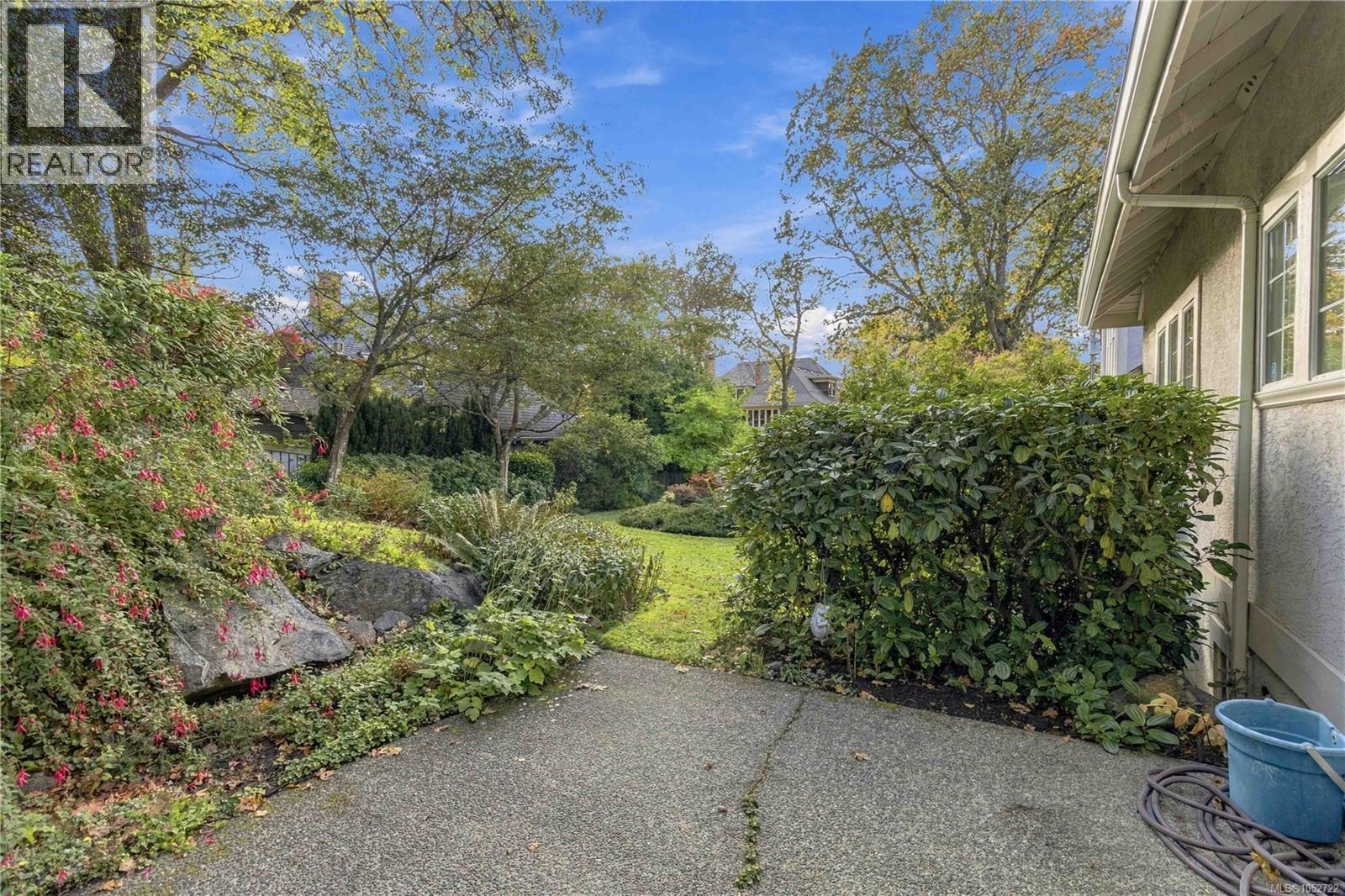 7 1029 Belmont Avenue, Victoria