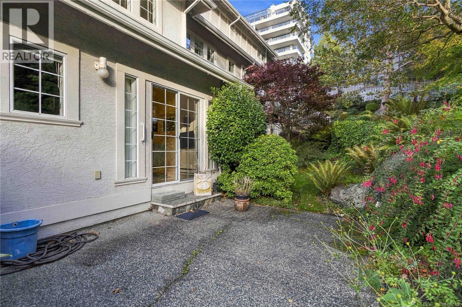 7 1029 Belmont Avenue, Victoria