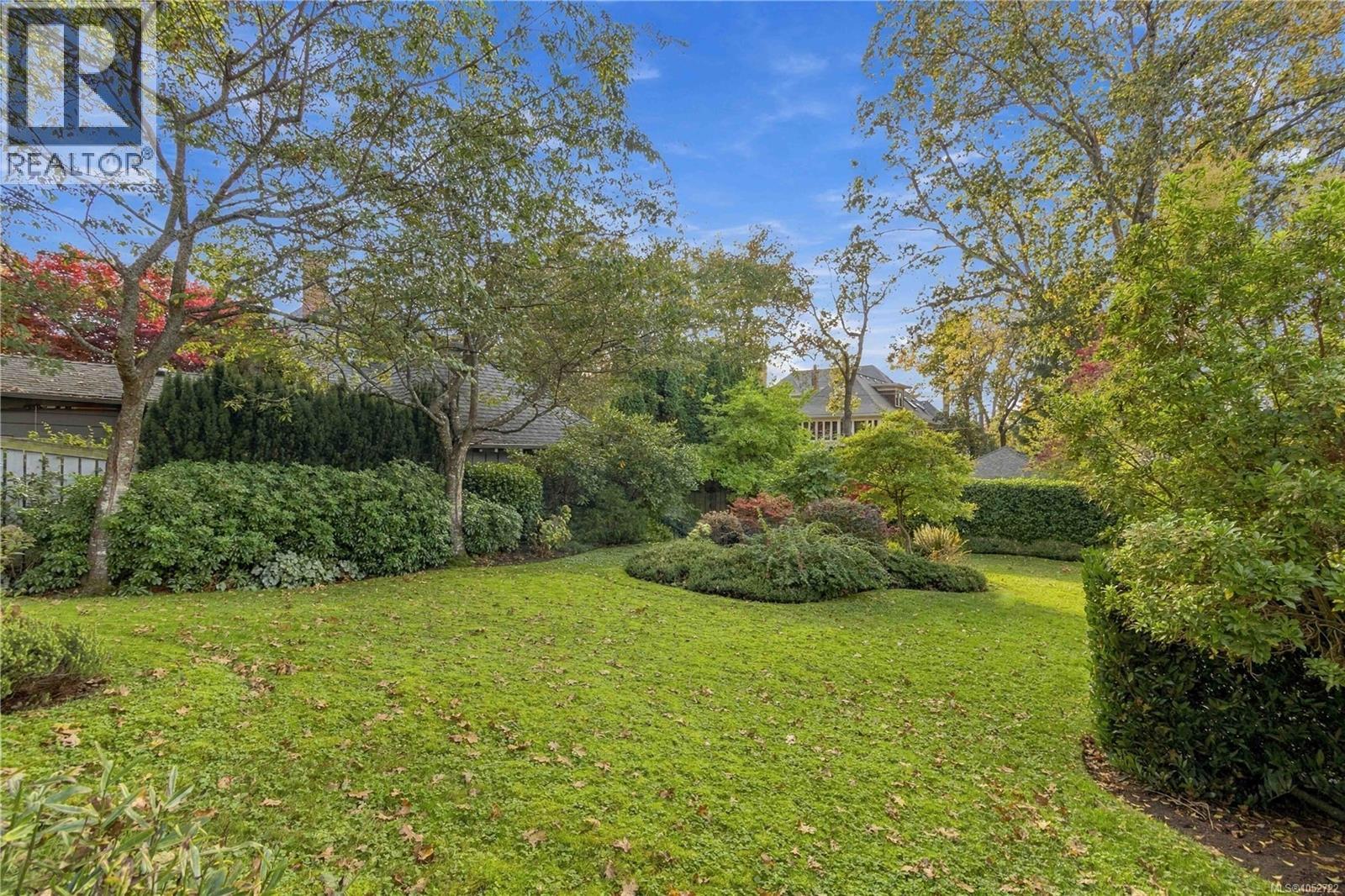 7 1029 Belmont Avenue, Victoria
