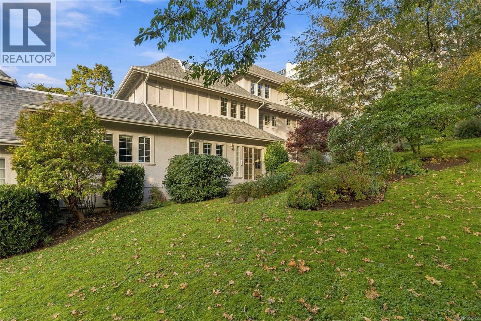 7 1029 Belmont Avenue, Victoria