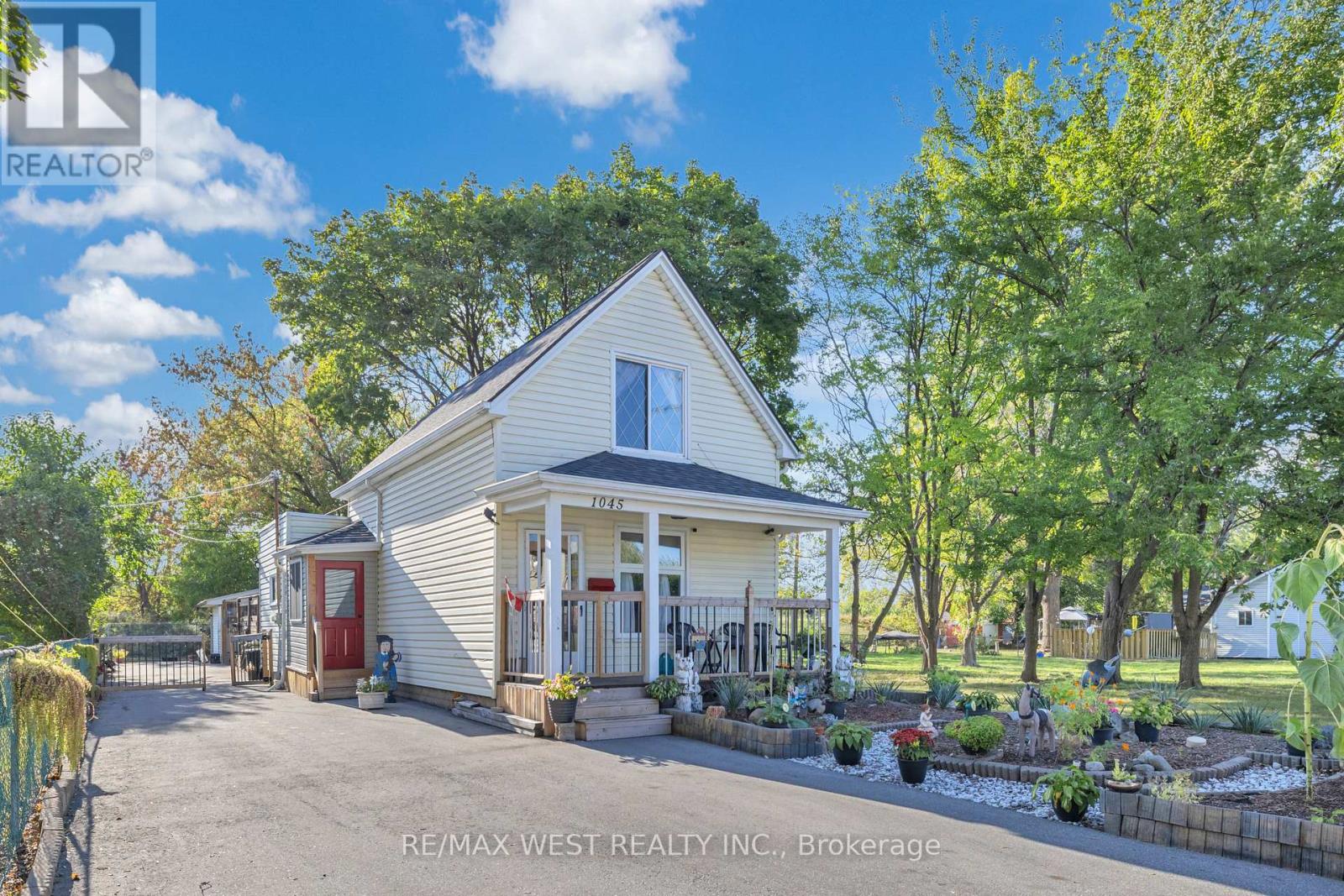1045 WELLINGTON AVENUE, Windsor — photo 2