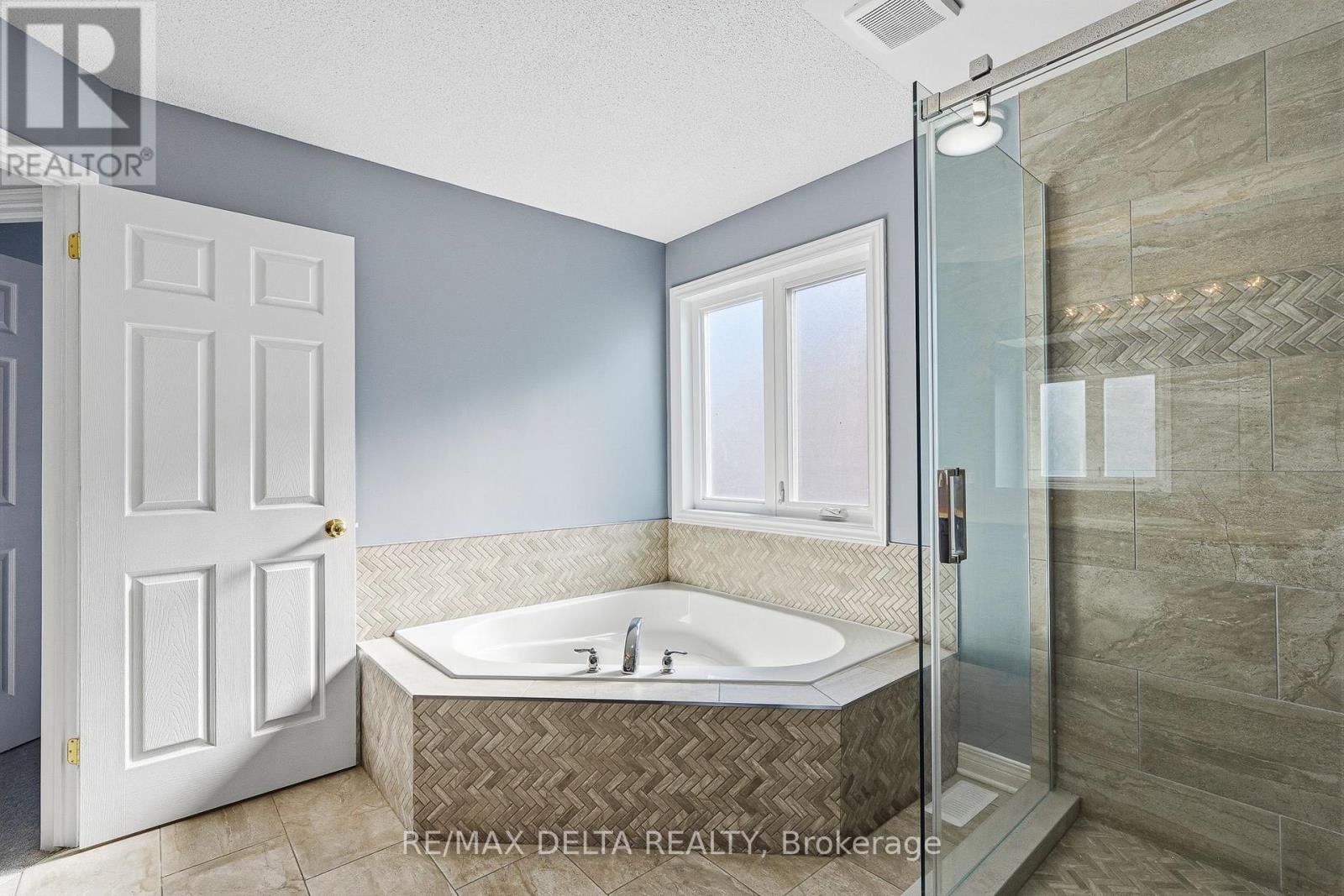 202 SANDRA CRESCENT - 23