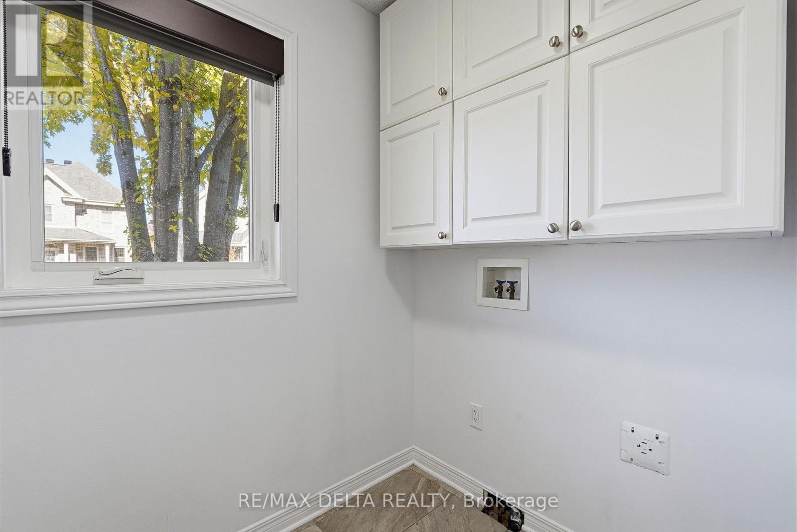 202 SANDRA CRESCENT - 27
