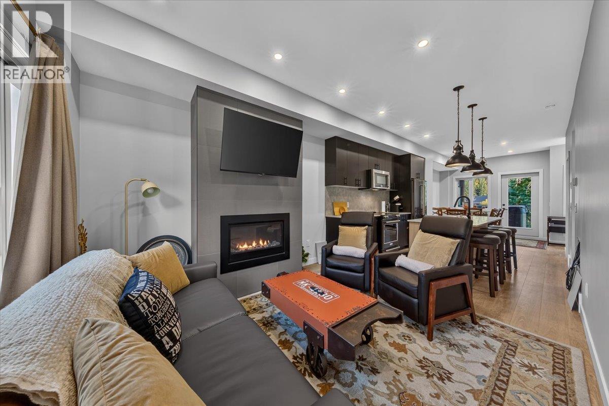 #102 2116 Panorama Drive - 23