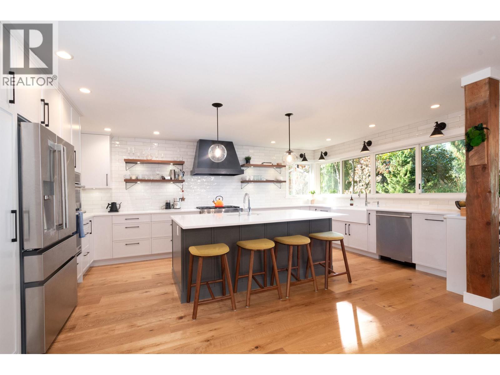 4592 COVE CLIFF Road, North Vancouver