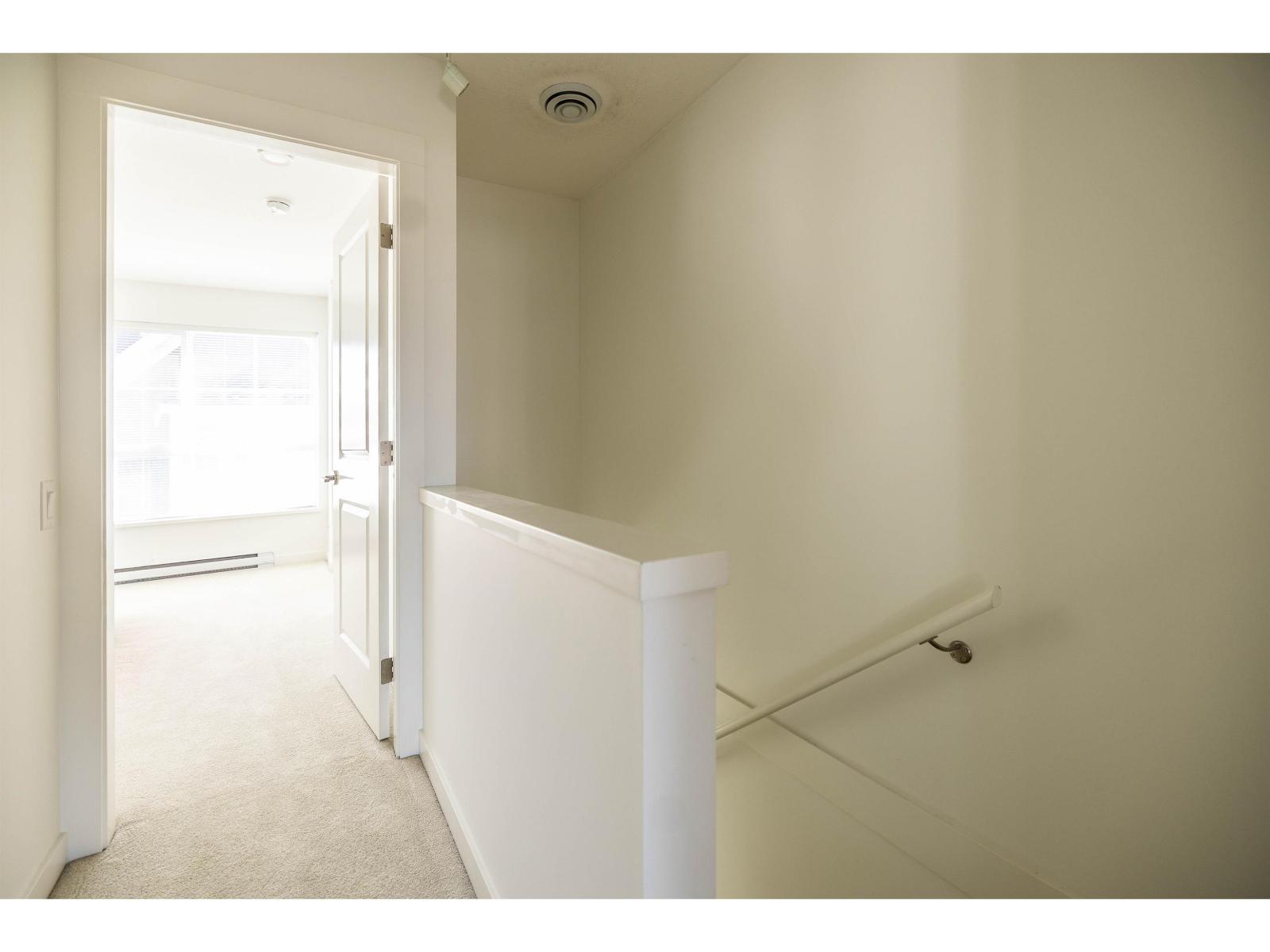 Photo of 19 2838 LIVINGSTONE AVENUE 33