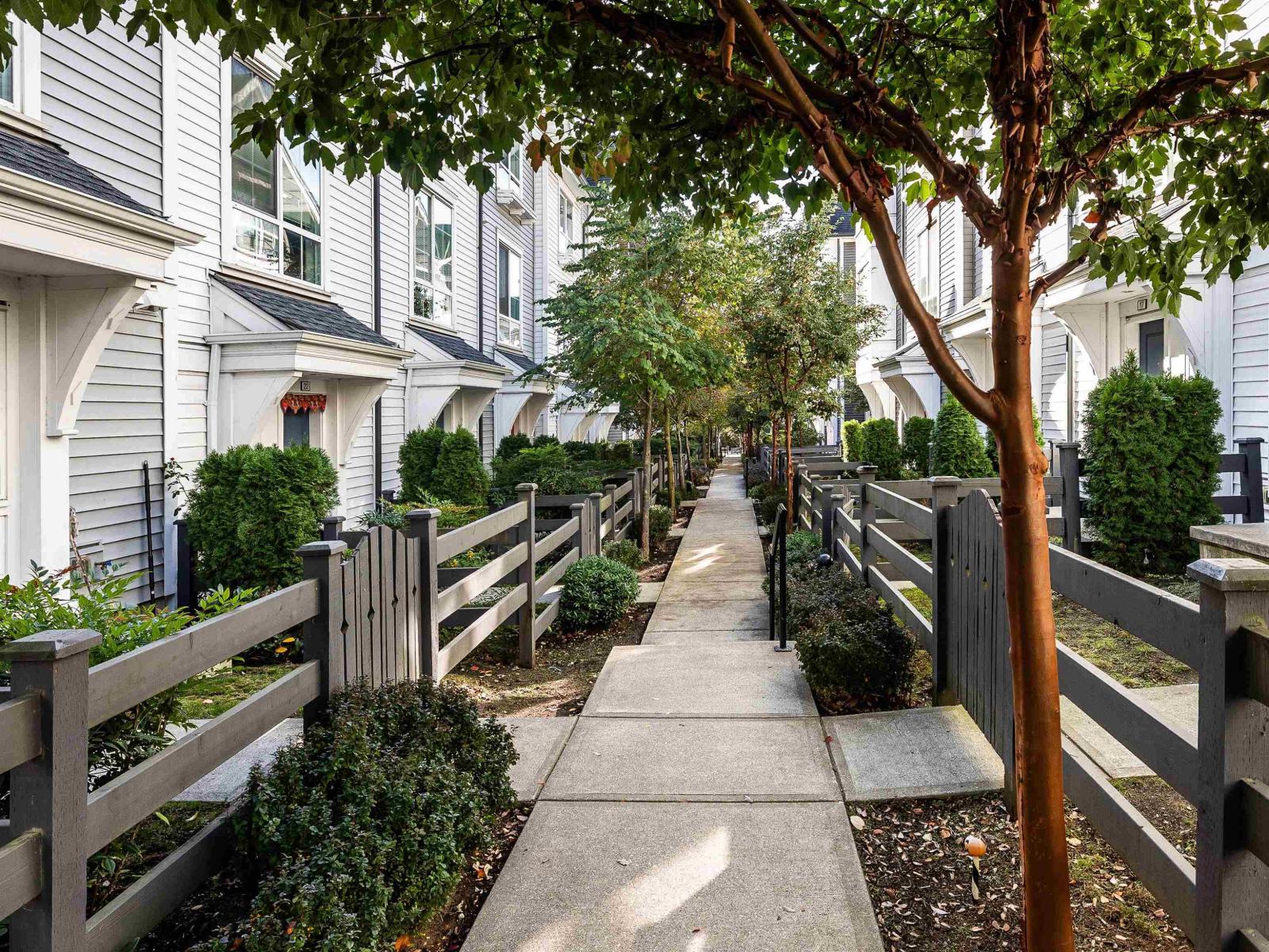Photo of 19 2838 LIVINGSTONE AVENUE 2