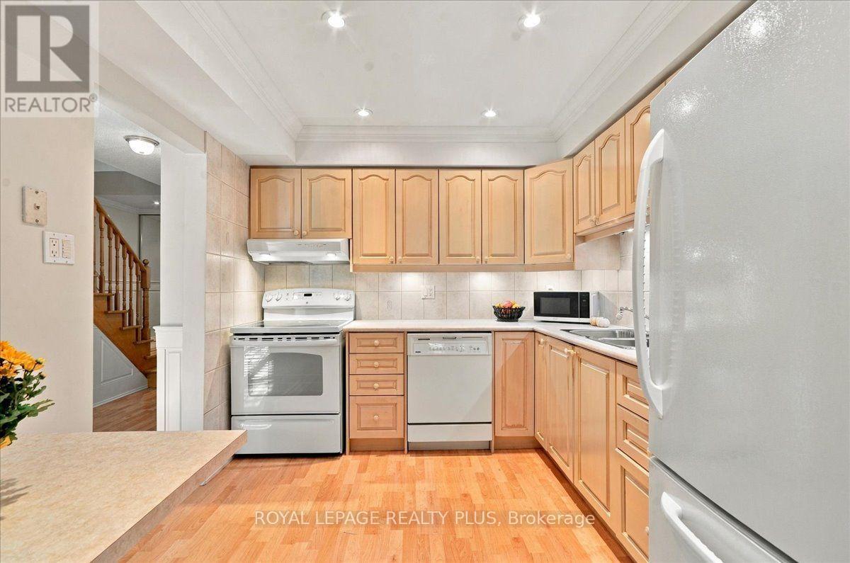 4- 1951 Rathburn Road East, Mississauga, ON photo 11
