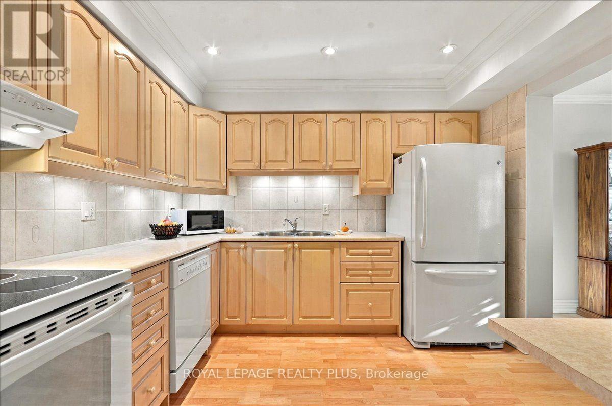 4- 1951 Rathburn Road East, Mississauga, ON photo 12