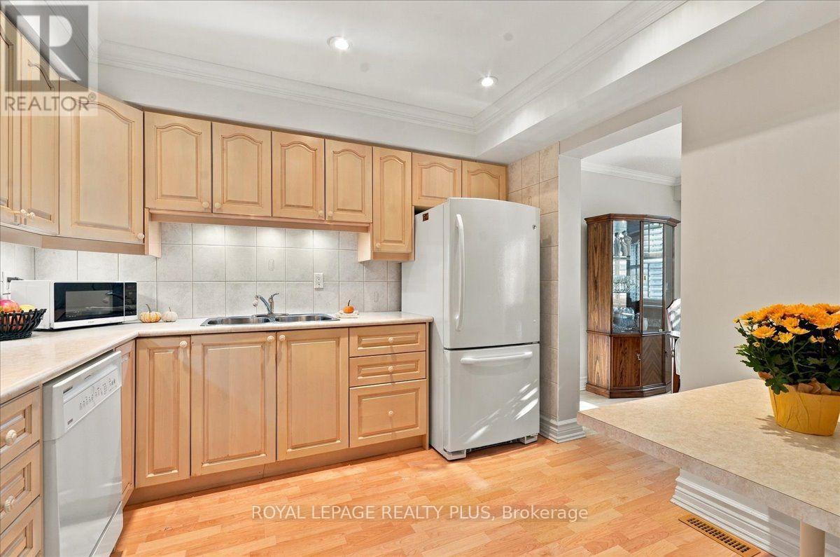 4- 1951 Rathburn Road East, Mississauga, ON photo 13