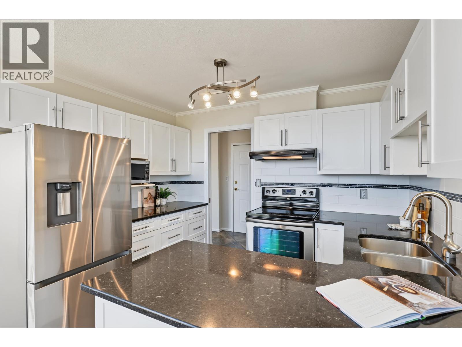 Photo of 602 38 LEOPOLD PLACE 11