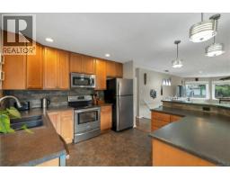 Kitchen - 1065 Springbok Rd, Campbell River, BC V9W7K7 Photo 7