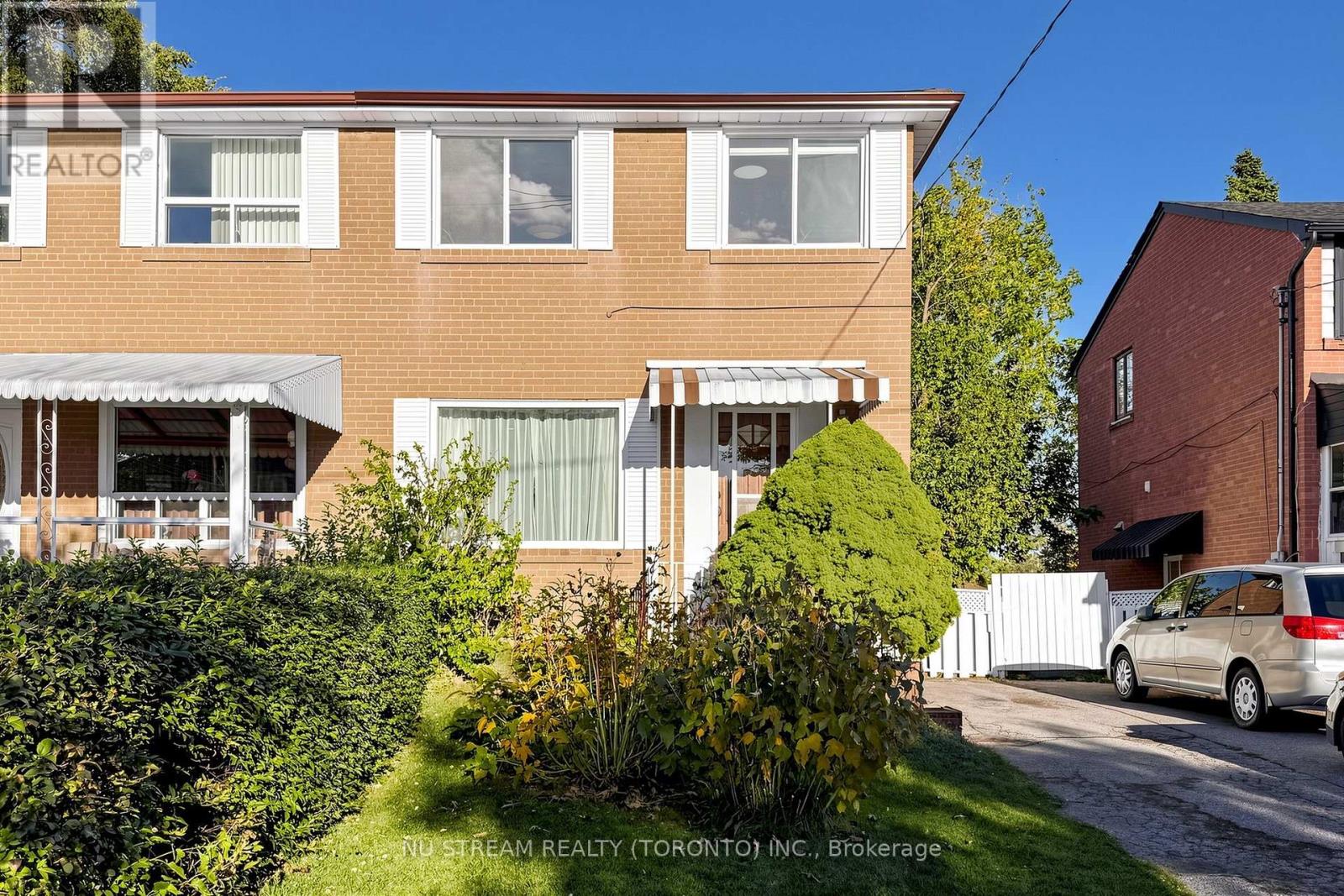 177 Vauxhall Drive, Toronto, ON photo 2