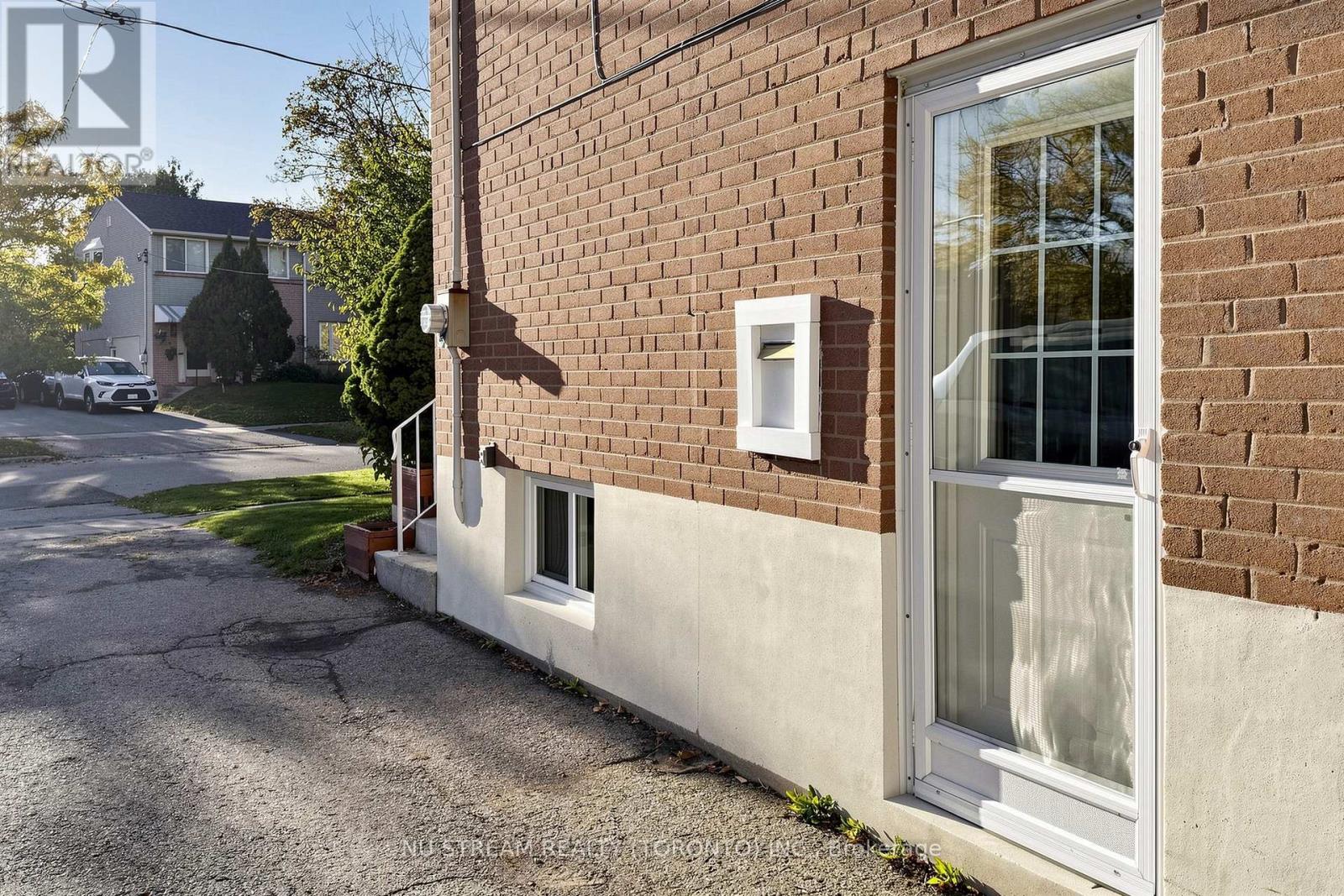 177 Vauxhall Drive, Toronto, ON photo 3