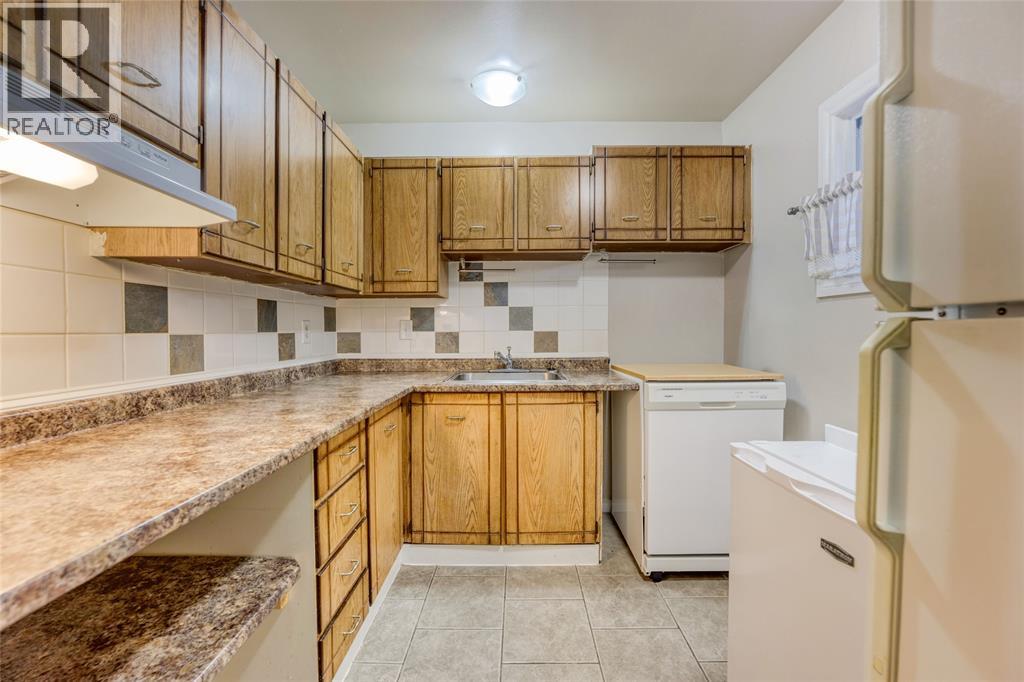 #13 243 HAMPTON AVENUE - 6