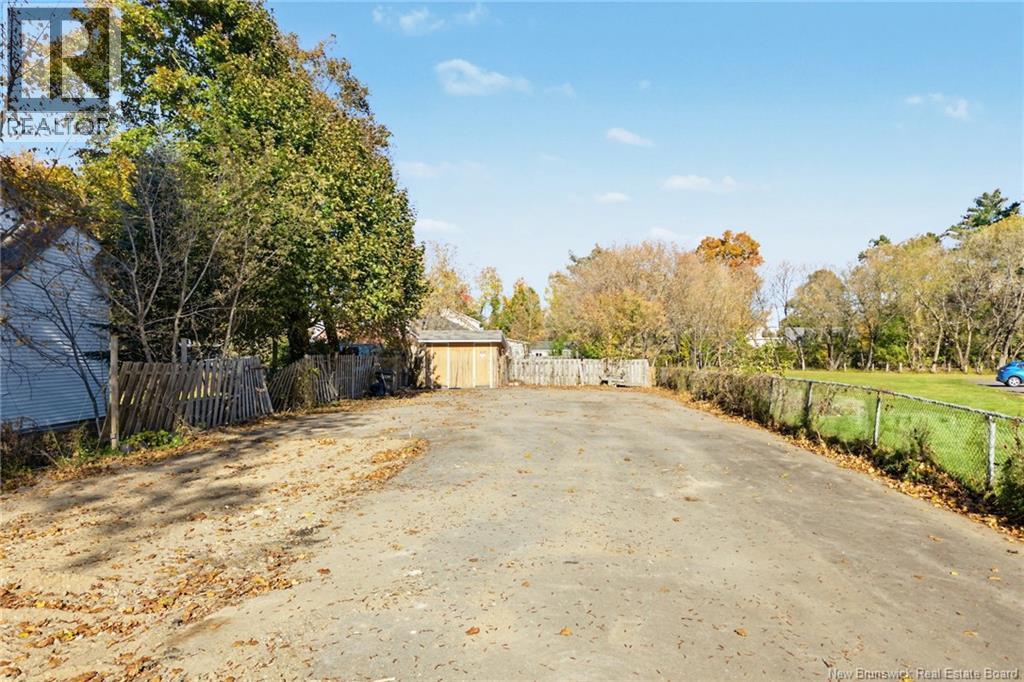 677 Union Street photo 4