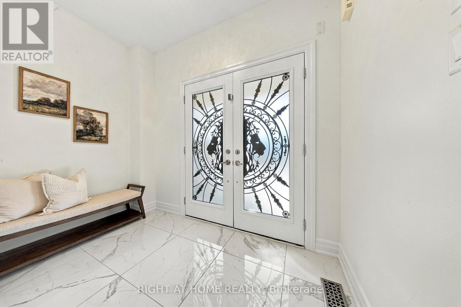 15 Ronald Street, Whitby, ON photo 4