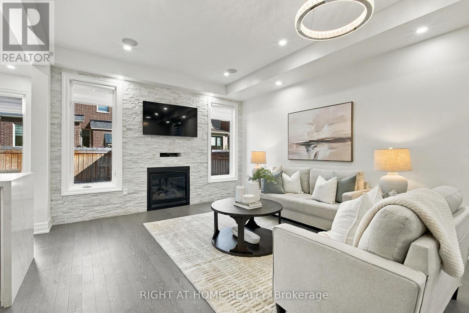 15 Ronald Street, Whitby, ON photo 6