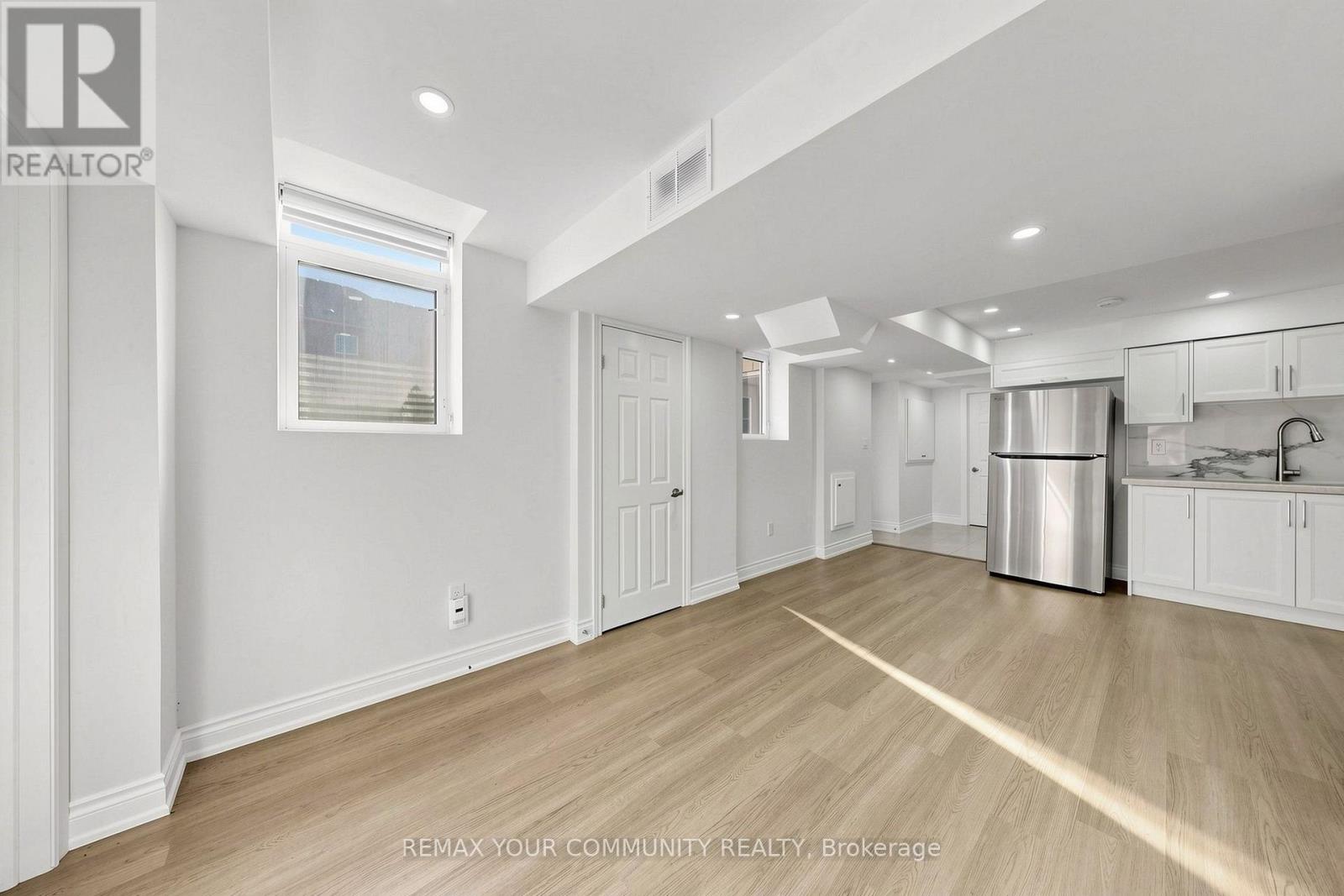 15 BENJAMIN HOOD CRESCENT - 22