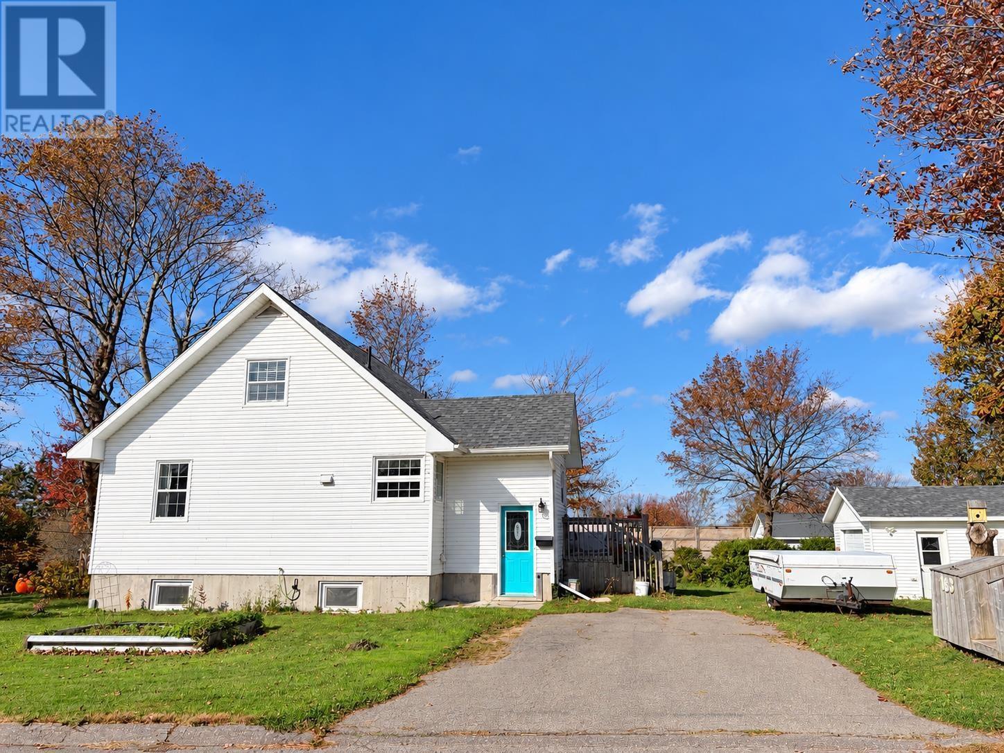 163 Riverview photo 4