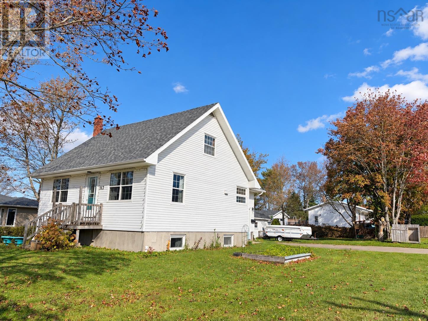 163 Riverview photo 3
