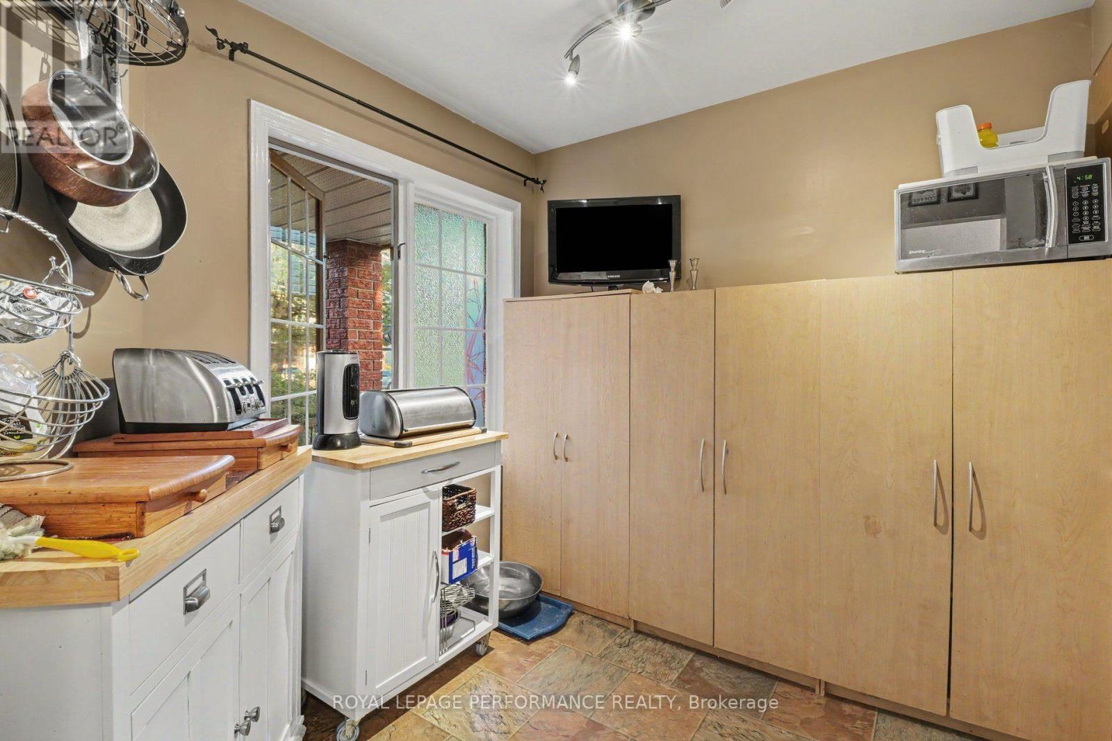 1478 CORSHAM AVENUE - 23