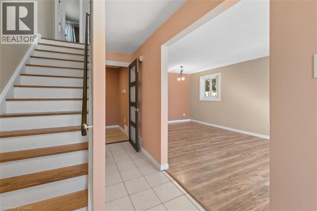 8 FOREST GLEN Crescent — photo 3