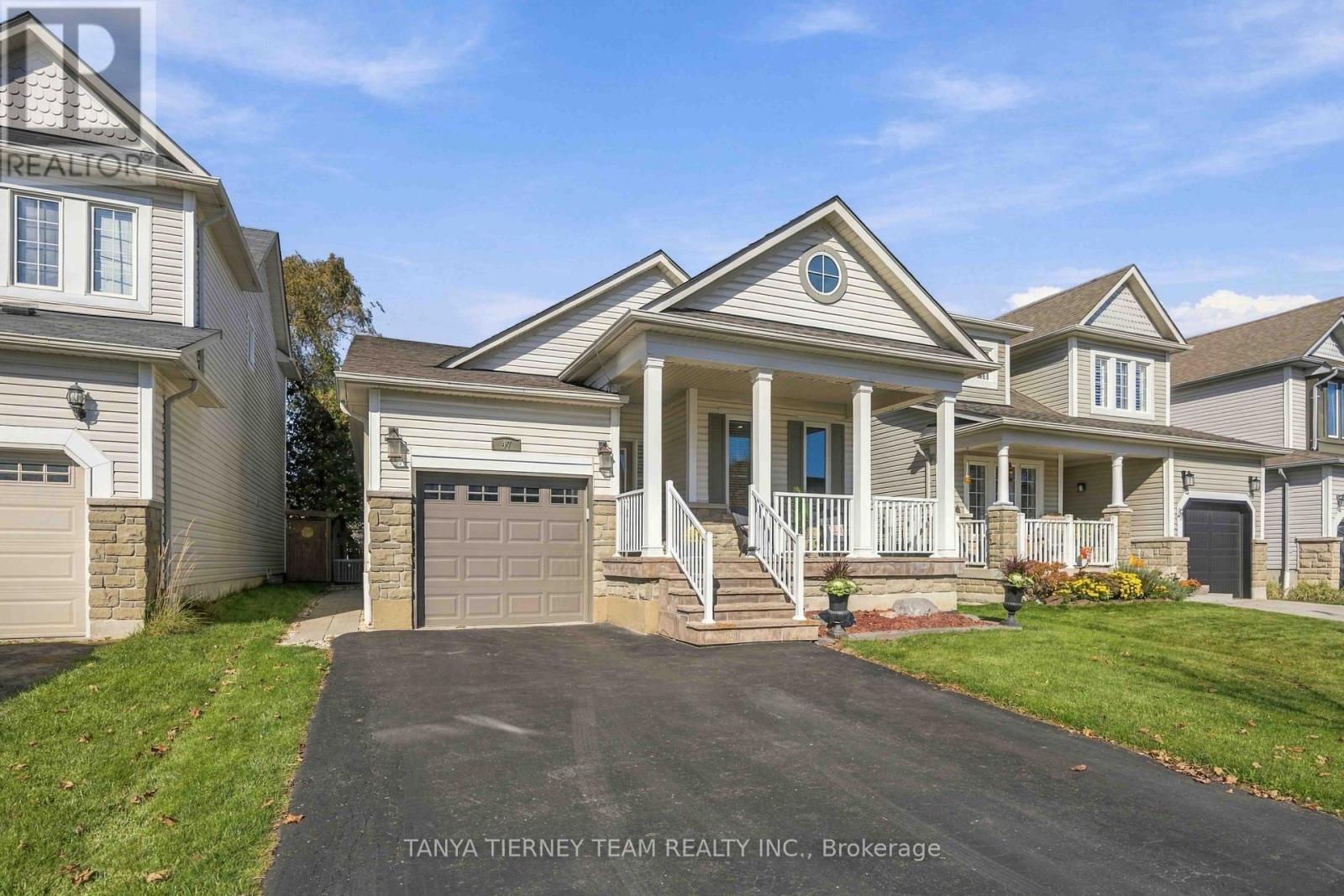 47 Mikayla Crescent, Whitby, ON photo 3