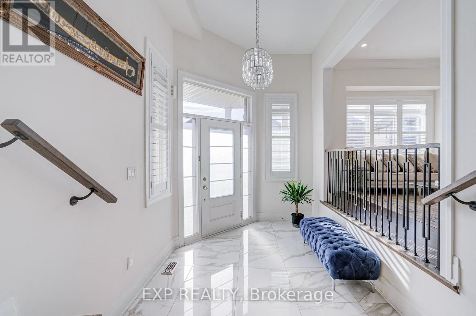 2 Pietrowski Drive, Georgina, ON photo 3