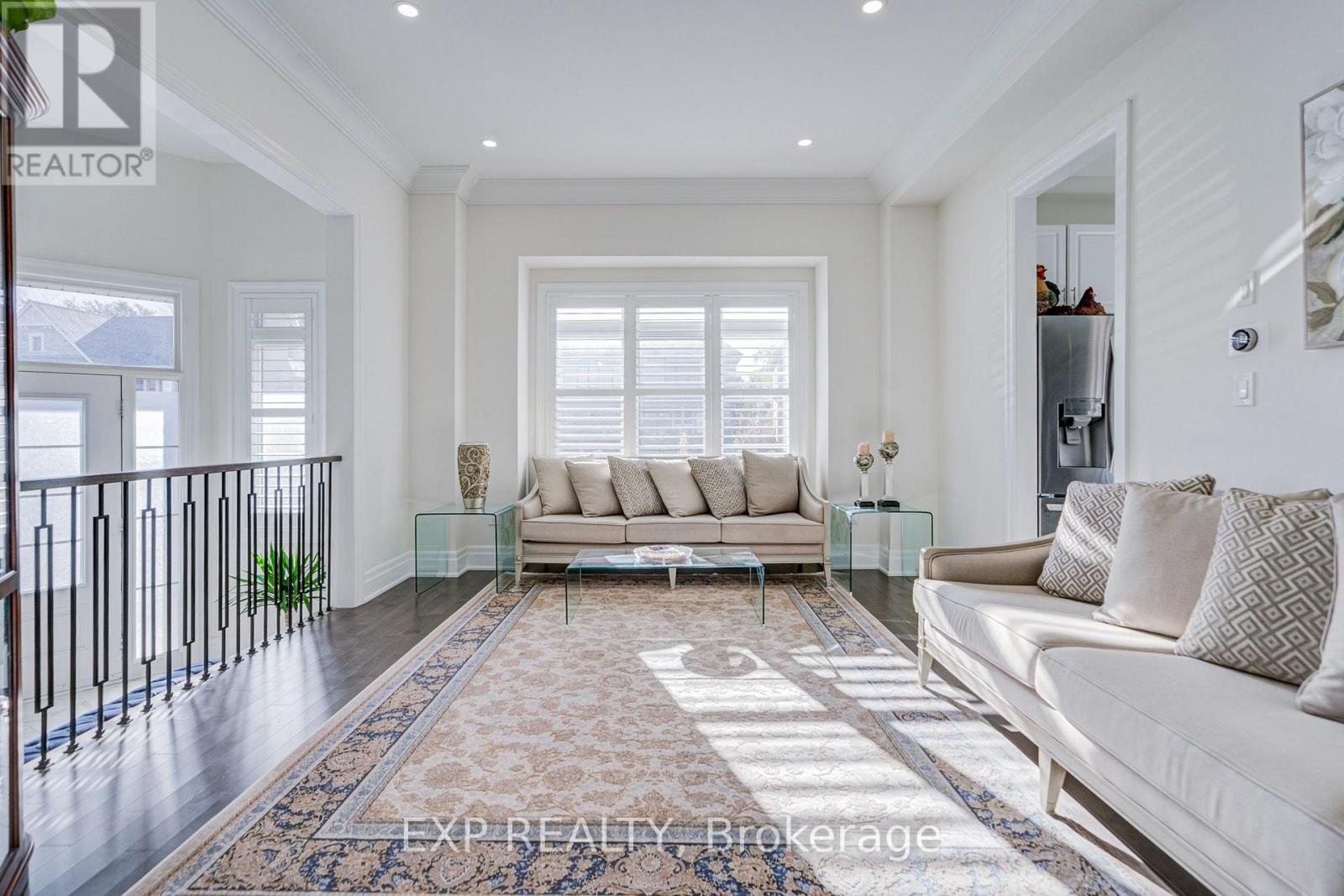 2 Pietrowski Drive, Georgina, ON photo 4