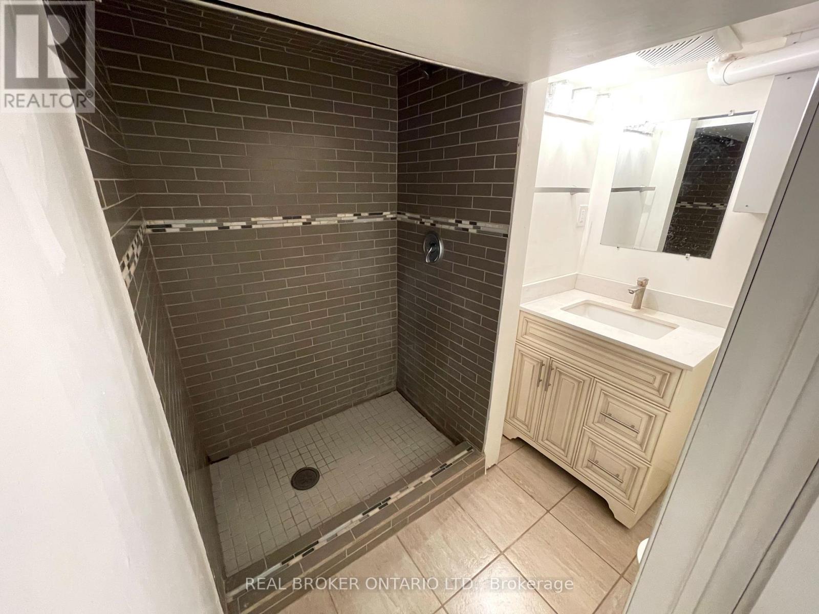 Bsmt-77 Wellington Street, Barrie photo 14