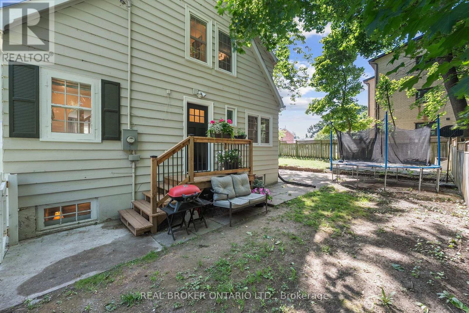 Bsmt-77 Wellington Street, Barrie photo 3