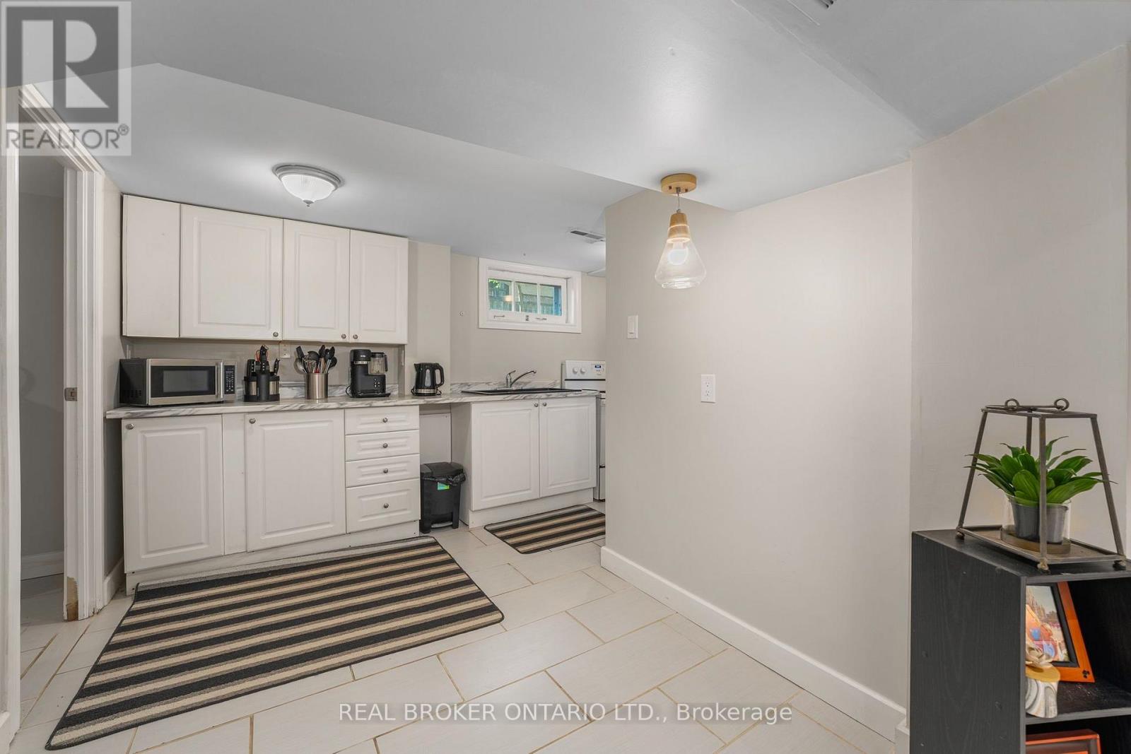 Bsmt-77 Wellington Street, Barrie photo 8