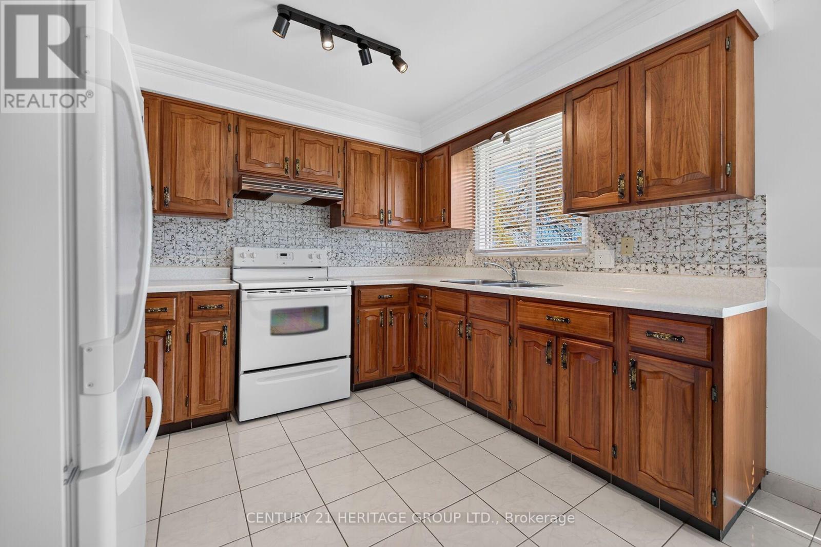 19 Meadowbrook Crescent, St. Catharines, ON photo 11