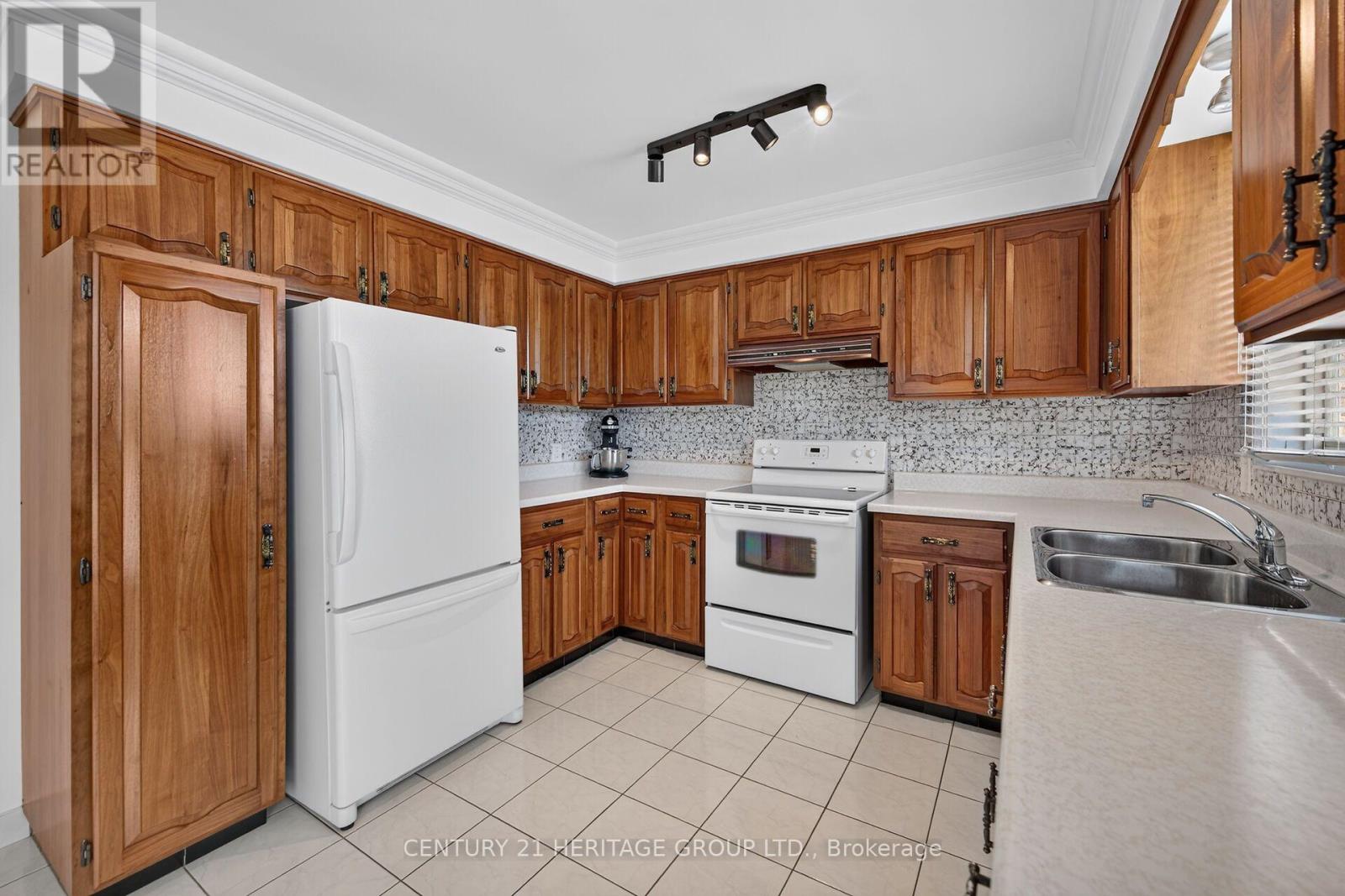 19 Meadowbrook Crescent, St. Catharines, ON photo 12