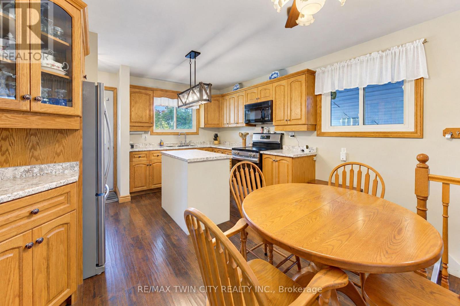 73 BELTON Drive, Kitchener, ON photo 8