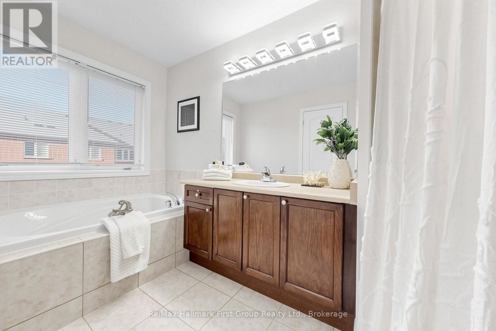 124 Kenneth Hobbs Avenue, Whitby, ON photo 31