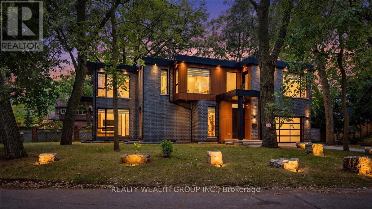 2 Kingsbury Crescent, Toronto, ON
