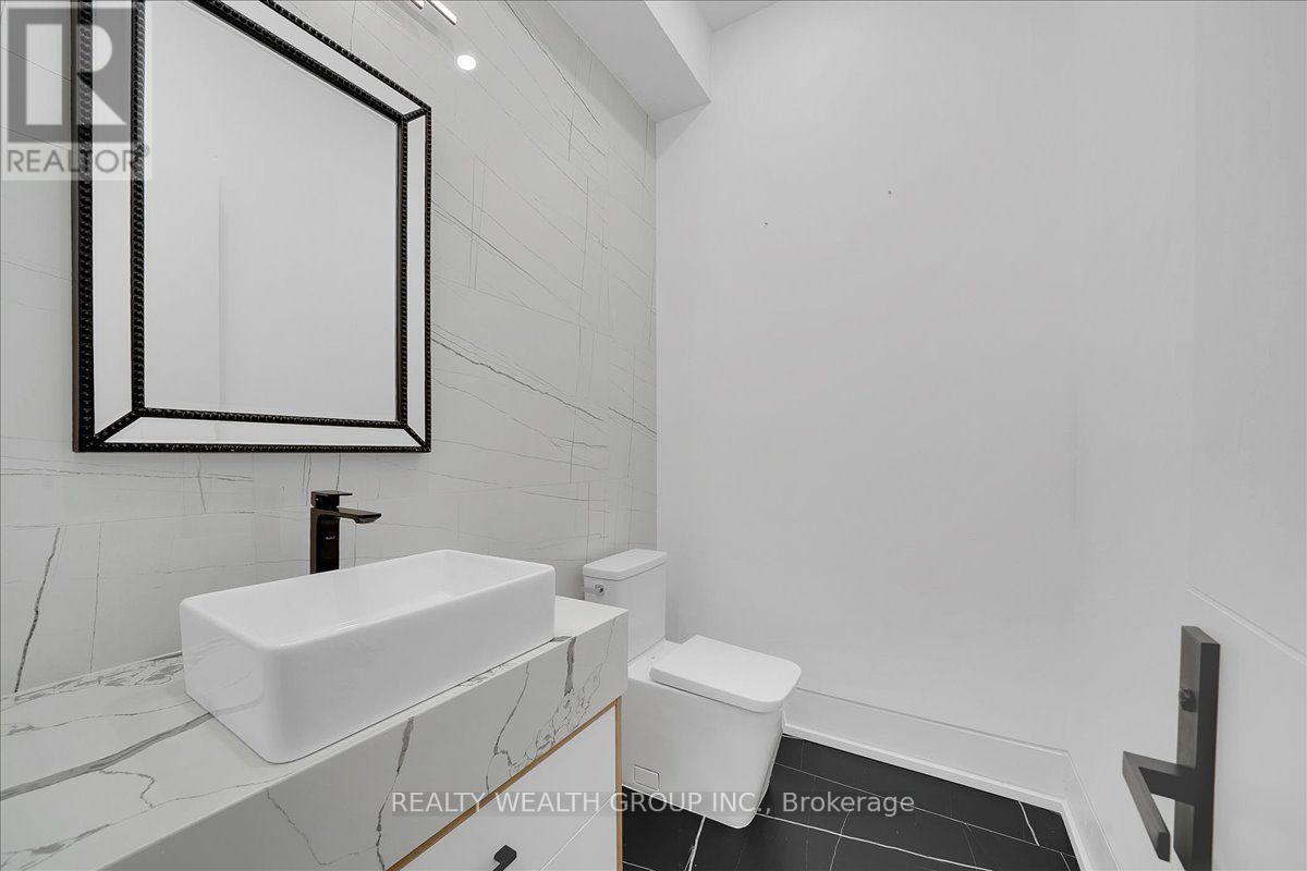 2 Kingsbury Crescent, Toronto, ON photo 35