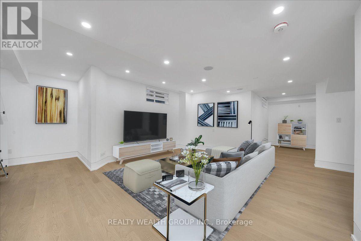 2 Kingsbury Crescent, Toronto, ON photo 42