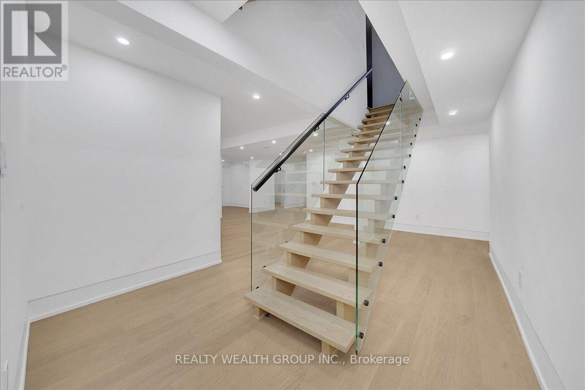 2 Kingsbury Crescent, Toronto, ON photo 44