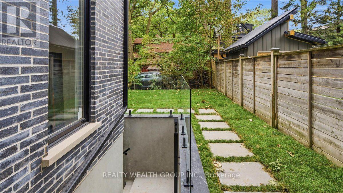 2 Kingsbury Crescent, Toronto, ON photo 46
