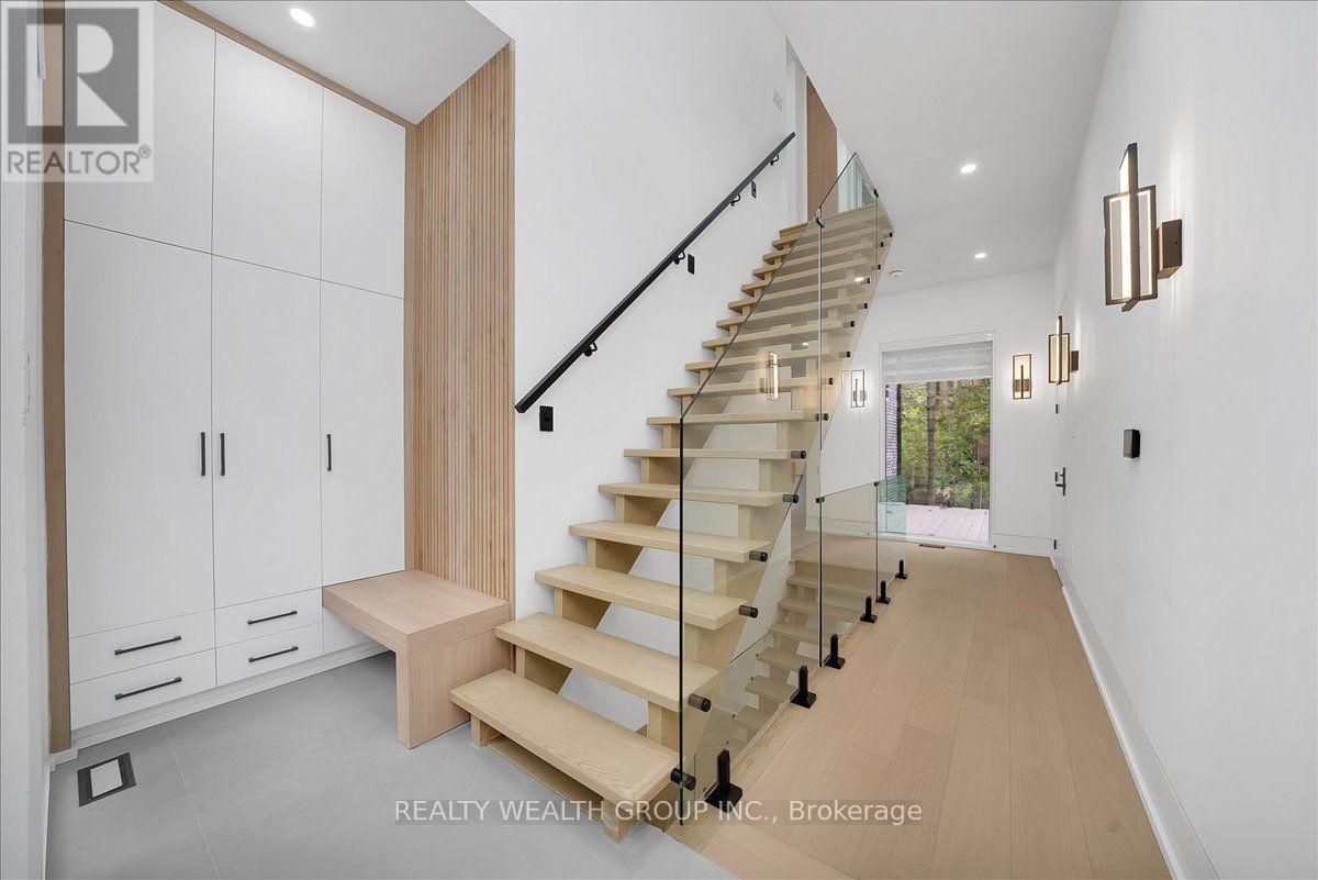 2 Kingsbury Crescent, Toronto, ON photo 5