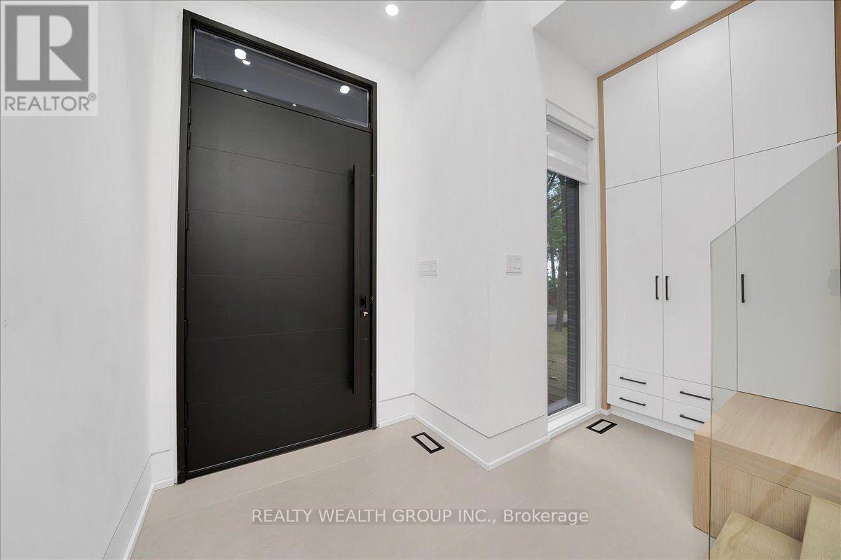 2 Kingsbury Crescent, Toronto, ON photo 7