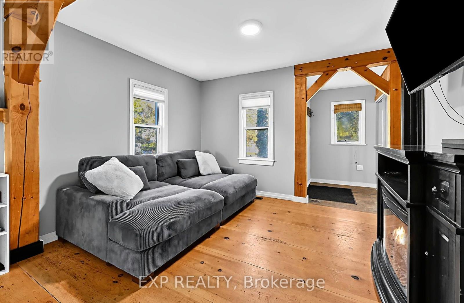 323 BELL Street, Tay, ON photo 7