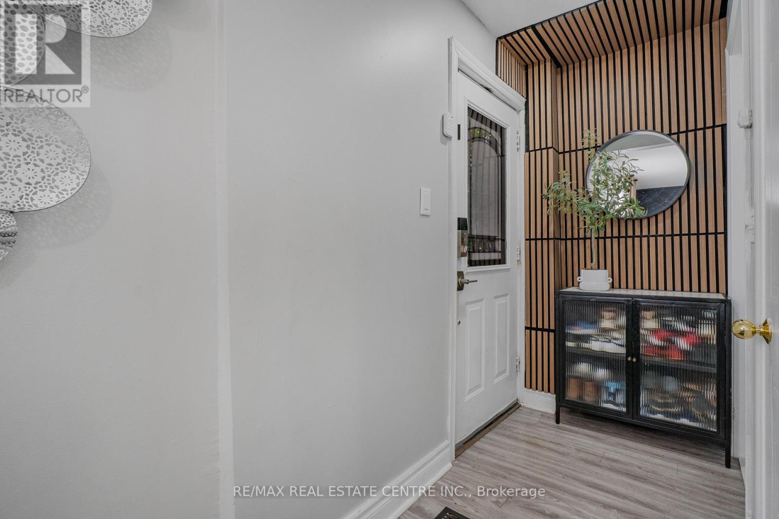 20 Brock Street, Oshawa, ON photo 5